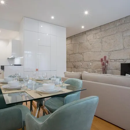 Liiiving In | Downtown Luxury * Porto